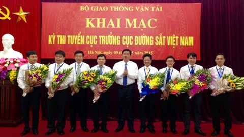 Lãnh đạo Bộ Giao thông vận tải trao hoa cho các ứng viên dự thi.