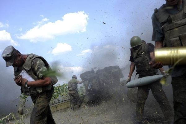 Một vụ pháo kích Donetsk của quân đội Ukraine. (Ảnh: Reuters)