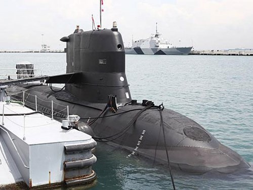 Tàu ngầm Archer của lực lượng hải quân Singapore và tàu tác chiến gần bờ USS Freedom của My (phía sau) đang neo đậu tại cảng