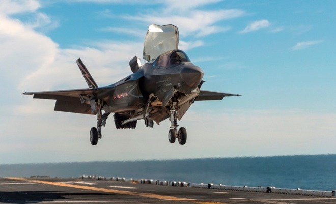 F-35 cất cánh từ tàu đổ bộ tấn công của Mỹ