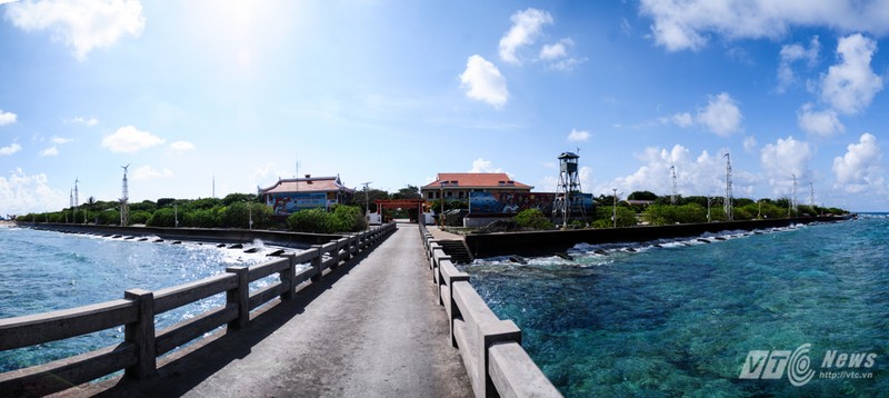 Toàn cảnh đảo Trường Sa lớn nhìn từ cầu tàu - Ảnh: Tùng Đinh Toàn cảnh đảo Trường Sa lớn nhìn từ cầu tàu - Ảnh: Tùng Đinh