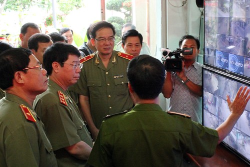 Thứ trưởng Bộ Công an Bùi Văn Nam xem phòng điều khiển hệ thống camera giám sát. Ảnh: Duy Trần Thứ trưởng Bộ Công an Bùi Văn Nam xem phòng điều khiển hệ thống camera giám sát. Ảnh: Duy Trần