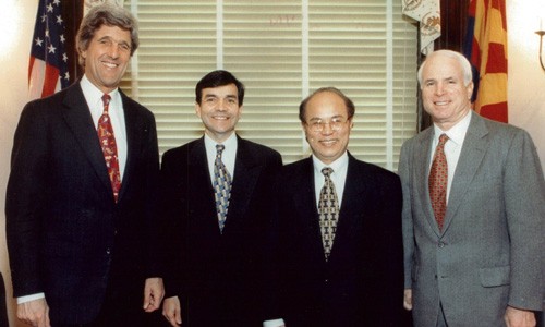 Ông Lê Văng Bàng, cùng Thượng nghị sĩ John Kerry (bìa trái), hiện là ngoại trưởng Mỹ, và Thượng Nghị sĩ John McCain, ngoài cùng bên phải, trong lễ khai trương các dự án của Cơ quan Đầu tư tư nhân hải ngoại (OPIC) tại Việt Nam, tháng 3/1998. Ảnh: NVCC Ông Lê Văng Bàng, cùng Thượng nghị sĩ John Kerry (bìa trái), hiện là ngoại trưởng Mỹ, và Thượng Nghị sĩ John McCain, ngoài cùng bên phải, trong lễ khai trương các dự án của Cơ quan Đầu tư tư nhân hải ngoại (OPIC) tại Việt Nam, tháng 3/1998. Ảnh: NVCC