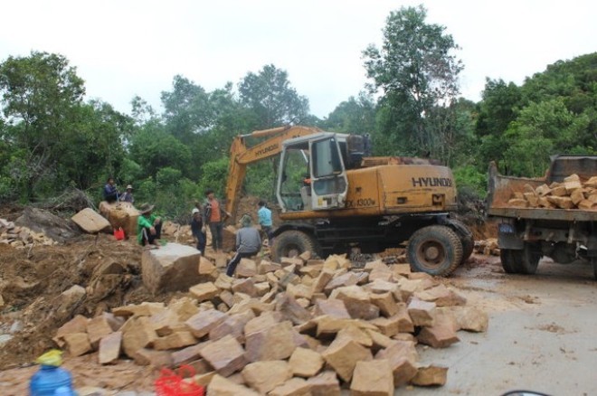 Công nhân khẩn trương xây dựng con đường xuyên qua rừng phòng hộ vào các dự án du lịch ở Bãi Sao (thị trấn An Thới)