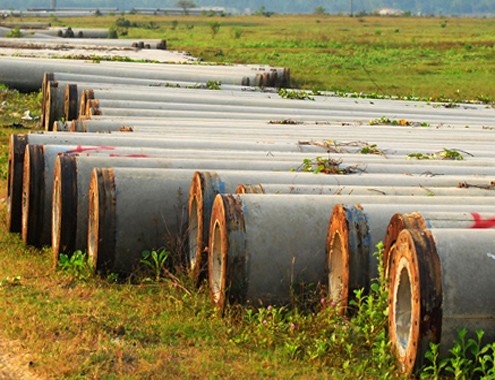 Hàng trăm ha đất bị bỏ hoang kéo dài 9 năm qua ở dự án nhà máy thép Guang Lian Stell Dung Quất. Ảnh: Trí Tín. Hàng trăm ha đất bị bỏ hoang kéo dài 9 năm qua ở dự án nhà máy thép Guang Lian Stell Dung Quất. Ảnh: Trí Tín.