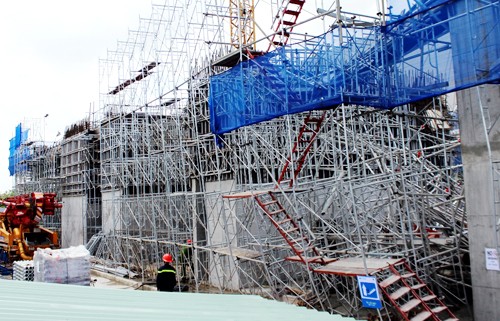 Lực lượng cứu hộ gặp nhiều khó khăn do khối sắt thép giàn giáo khổng lồ. Ảnh: Hải Thuận. Lực lượng cứu hộ gặp nhiều khó khăn do khối sắt thép giàn giáo khổng lồ. Ảnh: Hải Thuận.