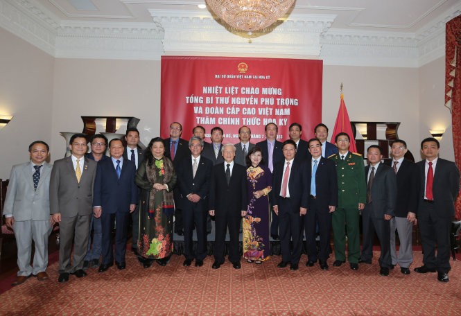 Tổng Bí thư Nguyễn Phú Trọng gặp gỡ và nói chuyện với cán bộ, nhân viên Đại sứ quán Việt Nam tại Hoa Kỳ ngày 9-7. Ảnh: TTXVN