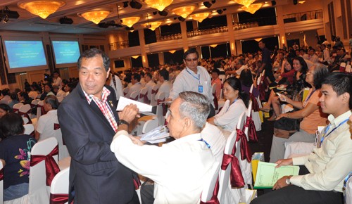 Phó chủ tịch Sacombank -Trầm Bê đích thân đi thu phiếu biểu quyết của cổ đông. Ảnh:Lệ Chi