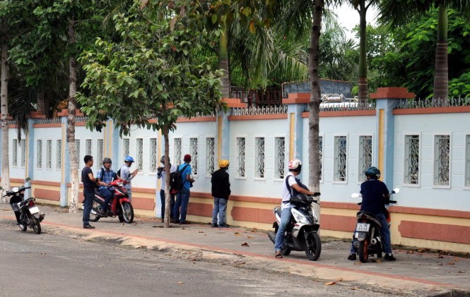 Các phóng viên đã có mặt tại trụ sở công an huyện Chơn Thành để đón chờ buổi họp báo - Ảnh: Đức Trong