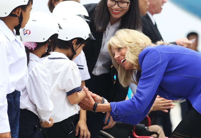 Bà Biden vui vẻ khi trò chuyện với những đứa trẻ Việt Nam đón bà tại sân bay quốc tế Nội Bài - Ảnh: NGUYỄN KHÁNH