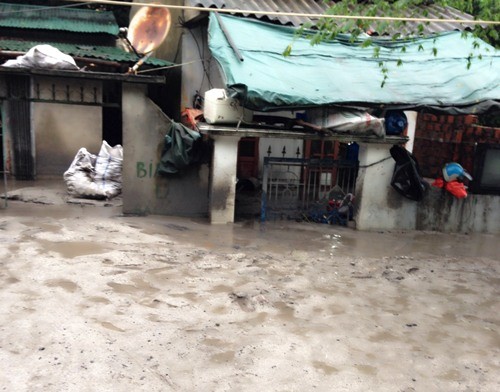 Vỡ đập chứa xỉ than, hàng nghìn khối bùn tràn vào nhà dân ảnh 1