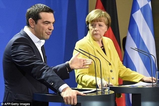 Bà Angela Merkel (trái) và thủ tướng Hi lạpAlexis Tsipras Ảnh:AFP Bà Angela Merkel (trái) và thủ tướng Hi lạpAlexis Tsipras Ảnh:AFP