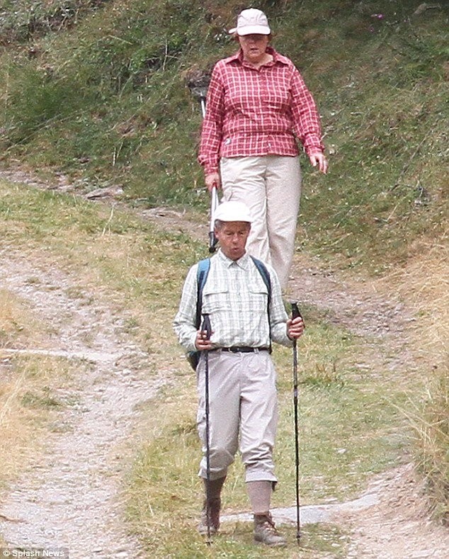 Thủ tướng Đức Anglea Merkel cùng phu quânJoachim Sauer cùng đi bộ ở núi AlpsẢnh:Daily Mail Thủ tướng Đức Anglea Merkel cùng phu quânJoachim Sauer cùng đi bộ ở núi AlpsẢnh:Daily Mail