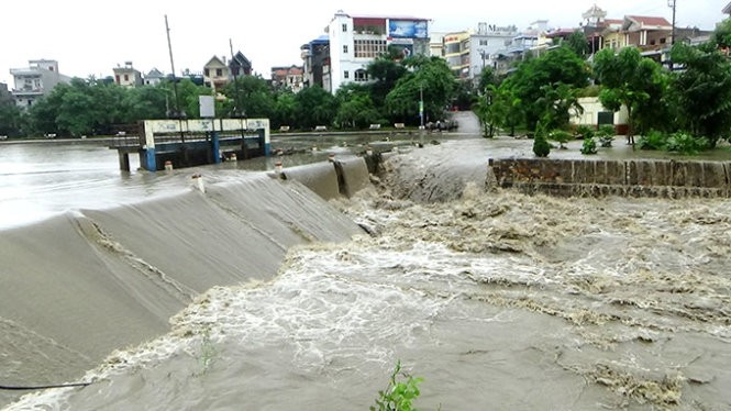 Nước dâng lên tràn hồ sinh thái, ào vào các khu dân cư - Ảnh: Đức Hiếu