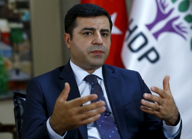  Ông Selahattin Demirtas, lãnh đạo Đảng Dân chủ nhân dân, kêu gọi thế giới lên án hành động của Thổ Nhĩ Kỳ - Ảnh: Reuters