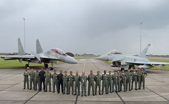 Đội IAF tham gia vào cuộcdiễn tập không chiếnchụp ảnh lưu niệm với Sukhoi Su-30 bên tráivà Typhoon bên phải. Đội IAF tham gia vào cuộcdiễn tập không chiếnchụp ảnh lưu niệm với Sukhoi Su-30 bên tráivà Typhoon bên phải.