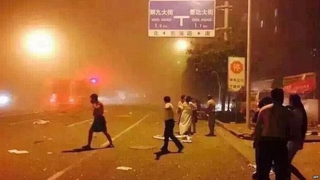 Người dân đổ ra đường sau vụ nổ - Ảnh: BBC Người dân đổ ra đường sau vụ nổ - Ảnh: BBC
