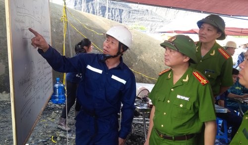 Dốc toàn lực tìm người mất tích vụ tai nạn lò than ảnh 6