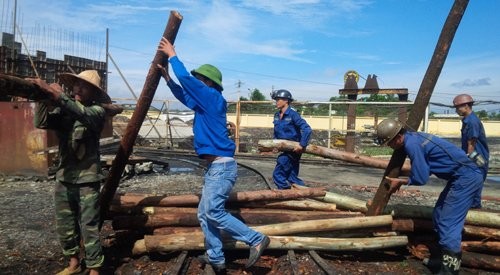 Dốc toàn lực tìm người mất tích vụ tai nạn lò than ảnh 5