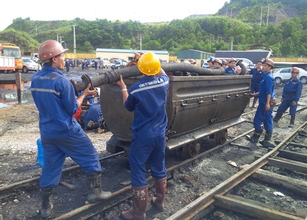 Dốc toàn lực tìm người mất tích vụ tai nạn lò than ảnh 3