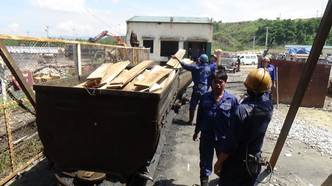 Gỗ được chất lên xe goòng để đưa xuống chống lò