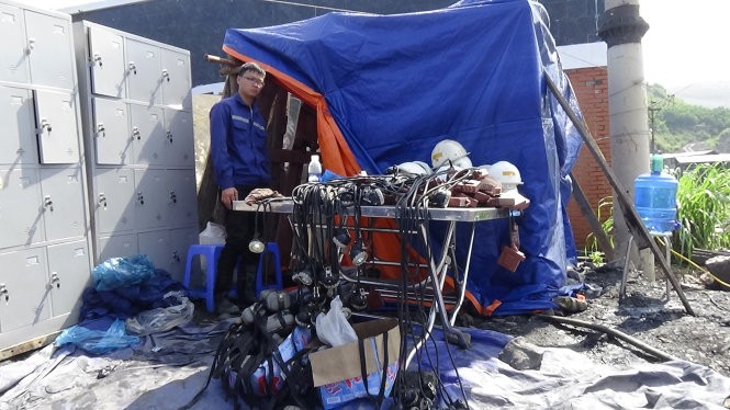 Các vật dụng đèn pin, mũ bảo hộ… trang bị cho công nhân xuống lò được tập kết tại vị trí gần lều chỉ huy