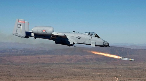 Cường kích A-10 phóng tên lửa yểm trợ bộ binh ở cự ly gần. Ảnh: Warthognews