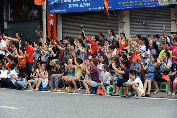 Người dân vỗ tay tán thưởng khi đoàn diễu binh, diễu hành bắt đầu xuất hiện.Ảnh:Quý Đoàn. Người dân vỗ tay tán thưởng khi đoàn diễu binh, diễu hành bắt đầu xuất hiện.Ảnh:Quý Đoàn.