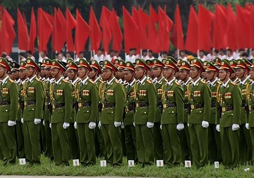 Phía dưới khán đài, các lực lượng đứng nghiêm nghe diễn văn. Phía dưới khán đài, các lực lượng đứng nghiêm nghe diễn văn.