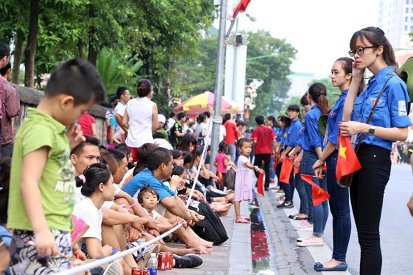 Người dân tập trung theo dõi diễu binh trên đường Nguyễn Thái Học. Ảnh: Bá Đô. Người dân tập trung theo dõi diễu binh trên đường Nguyễn Thái Học. Ảnh: Bá Đô.