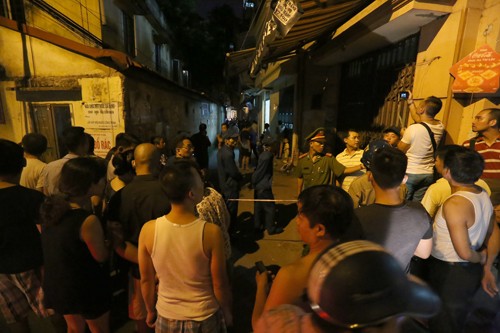 Con ngõ dẫn vào nhà nạn nhân bị phong tỏa chặt. Nơi xảy ra vụ nổ cách di tích văn hóa lịch sử Văn Miếu - Quốc Tử Giám khoảng 300 m đường chim bay.Ảnh: Bá Đô. Con ngõ dẫn vào nhà nạn nhân bị phong tỏa chặt. Nơi xảy ra vụ nổ cách di tích văn hóa lịch sử Văn Miếu - Quốc Tử Giám khoảng 300 m đường chim bay.Ảnh: Bá Đô.