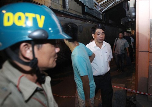 Thiếu tướng Nguyễn Đức Chung (áo trắng) đếnhiện trường vụ nổ. Ảnh: Giang Huy. Thiếu tướng Nguyễn Đức Chung (áo trắng) đếnhiện trường vụ nổ. Ảnh: Giang Huy.