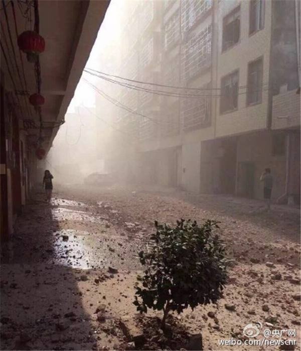 Bụi khói mù mịt, đất đá vung vãi sau vụ nổ. Ảnh:Weibo Bụi khói mù mịt, đất đá vung vãi sau vụ nổ. Ảnh:Weibo