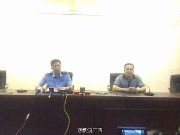 Giới chứcLiễu Thành tổ chứchọp báo tại trung tâm chống khủng bố của huyện. Ảnh:Sina Giới chứcLiễu Thành tổ chứchọp báo tại trung tâm chống khủng bố của huyện. Ảnh:Sina