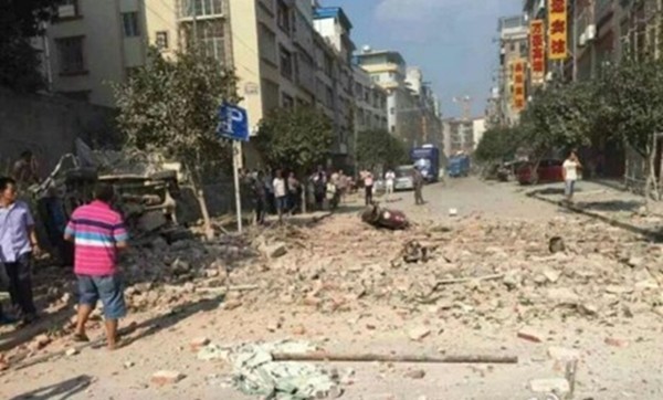 Gạch đá vung vãi trên đường phố sau vụ nổ. Ảnh:Weibo Gạch đá vung vãi trên đường phố sau vụ nổ. Ảnh:Weibo