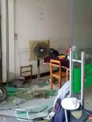 Kính vỡ do áp lực của vụ nổ. Ảnh:Weibo Kính vỡ do áp lực của vụ nổ. Ảnh:Weibo