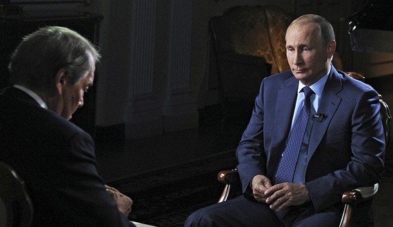 Tổng thống Nga Vladimir Putin (R) trong cuộc phỏng vấn với nhà báo Mỹ Charlie Rose ở Moscow, ngày 20 tháng 9, 2015. (ảnh: REUTERS / Michael Klimentyev / RIA Novosti / Kremlin)