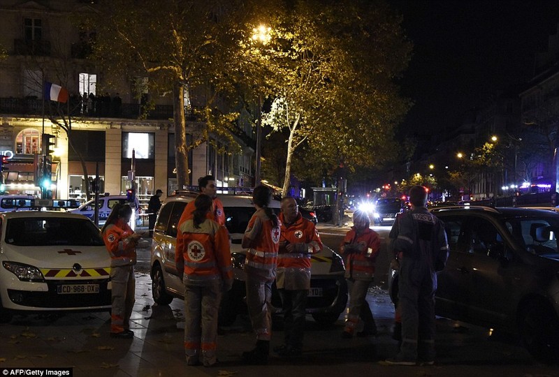  Những khoảnh khắc hãi hùng vụ tấn công đẫm máu tại Paris ảnh 34
