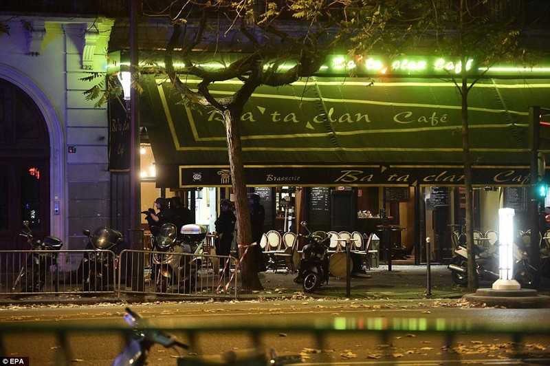  Những khoảnh khắc hãi hùng vụ tấn công đẫm máu tại Paris ảnh 38