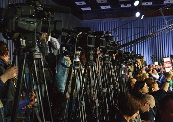 Dàn máy quay cùng chân máy được bố trí san sát tạihội trường. Ảnh:Sputnik Dàn máy quay cùng chân máy được bố trí san sát tạihội trường. Ảnh:Sputnik