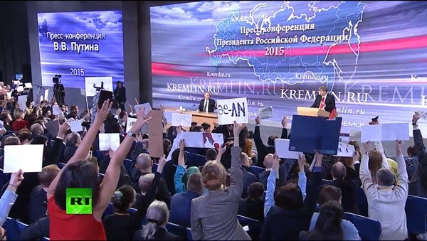 Phóng viên Nga và quốc tế tìm cách gây sự chú ý để được đặt câu hỏi cho Tổng thống Nga Vladimir Putin. Ảnh:RT. Phóng viên Nga và quốc tế tìm cách gây sự chú ý để được đặt câu hỏi cho Tổng thống Nga Vladimir Putin. Ảnh:RT.