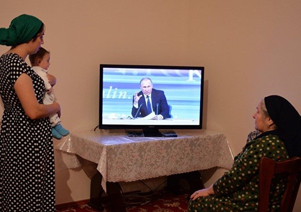 Ngườidân thành phố Groznyi theo dõi chương trình truyền hình trực tiếpcuộc họp báo lớn của tổng thống Nga Vladimir Putin. Ảnh:Sputnik Ngườidân thành phố Groznyi theo dõi chương trình truyền hình trực tiếpcuộc họp báo lớn của tổng thống Nga Vladimir Putin. Ảnh:Sputnik