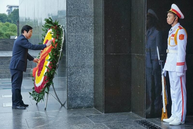 Bộ TT&TT dâng hương báo công nhiệm kỳ với Bác ảnh 1