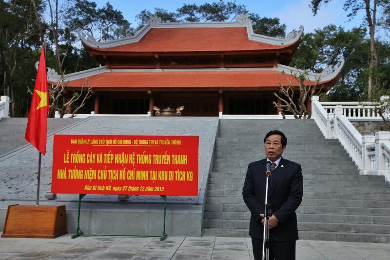 Bộ TT&TT dâng hương báo công nhiệm kỳ với Bác ảnh 9 Bộ TT&TT dâng hương báo công nhiệm kỳ với Bác ảnh 9