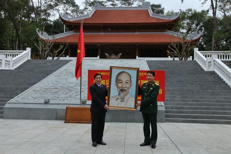 Bộ TT&TT dâng hương báo công nhiệm kỳ với Bác ảnh 11 Bộ TT&TT dâng hương báo công nhiệm kỳ với Bác ảnh 11