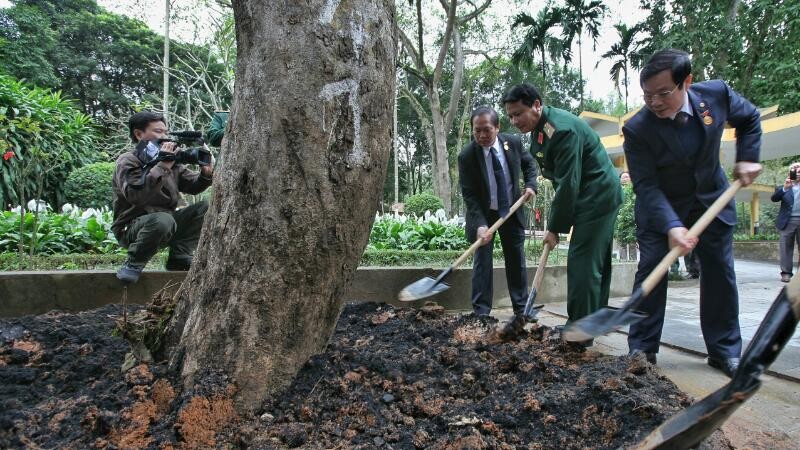 Bộ TT&TT dâng hương báo công nhiệm kỳ với Bác ảnh 13