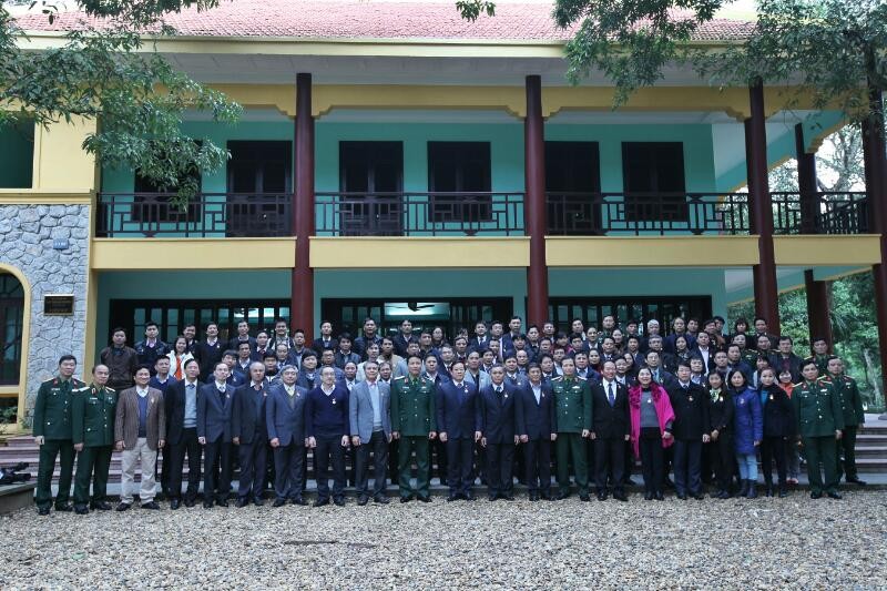 Bộ trưởng Nguyễn Bắc Son chụp ảnh lưu niệm với cán bộ công nhân viên Bộ TT&TT tại nhà làm việc của Bác Hồ tại K9.