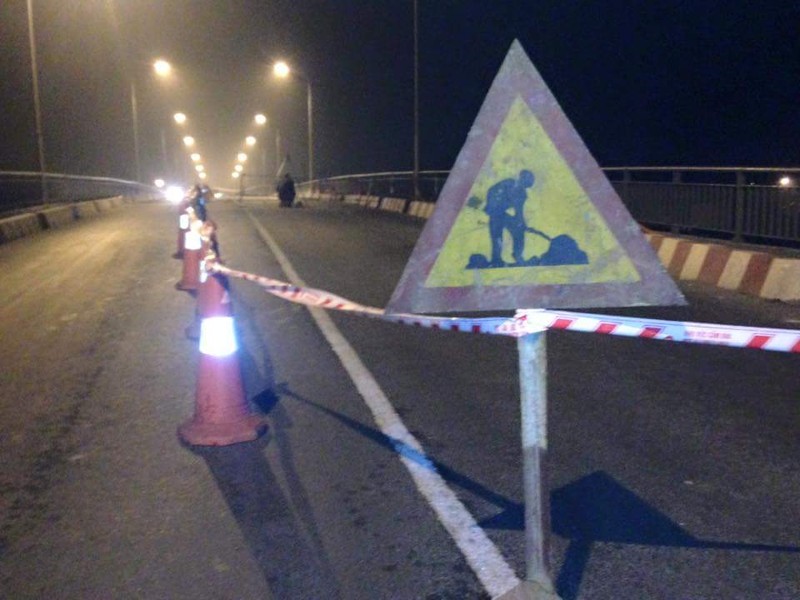 Cầu hỏng buộc lực lượng chức năng phải cấm các phương tiện lưu thông qua cầu.