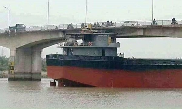 Hiện trường vụ tàu đâm vào cầu An Thái. Ảnh: Báo Giao thông