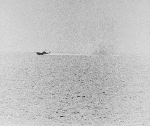 Xuồng phóng lôi 333 thoát ly hải chiến sau khi công kích thành công khu trục hạm USS Maddox. Xuồng phóng lôi 333 thoát ly hải chiến sau khi công kích thành công khu trục hạm USS Maddox.